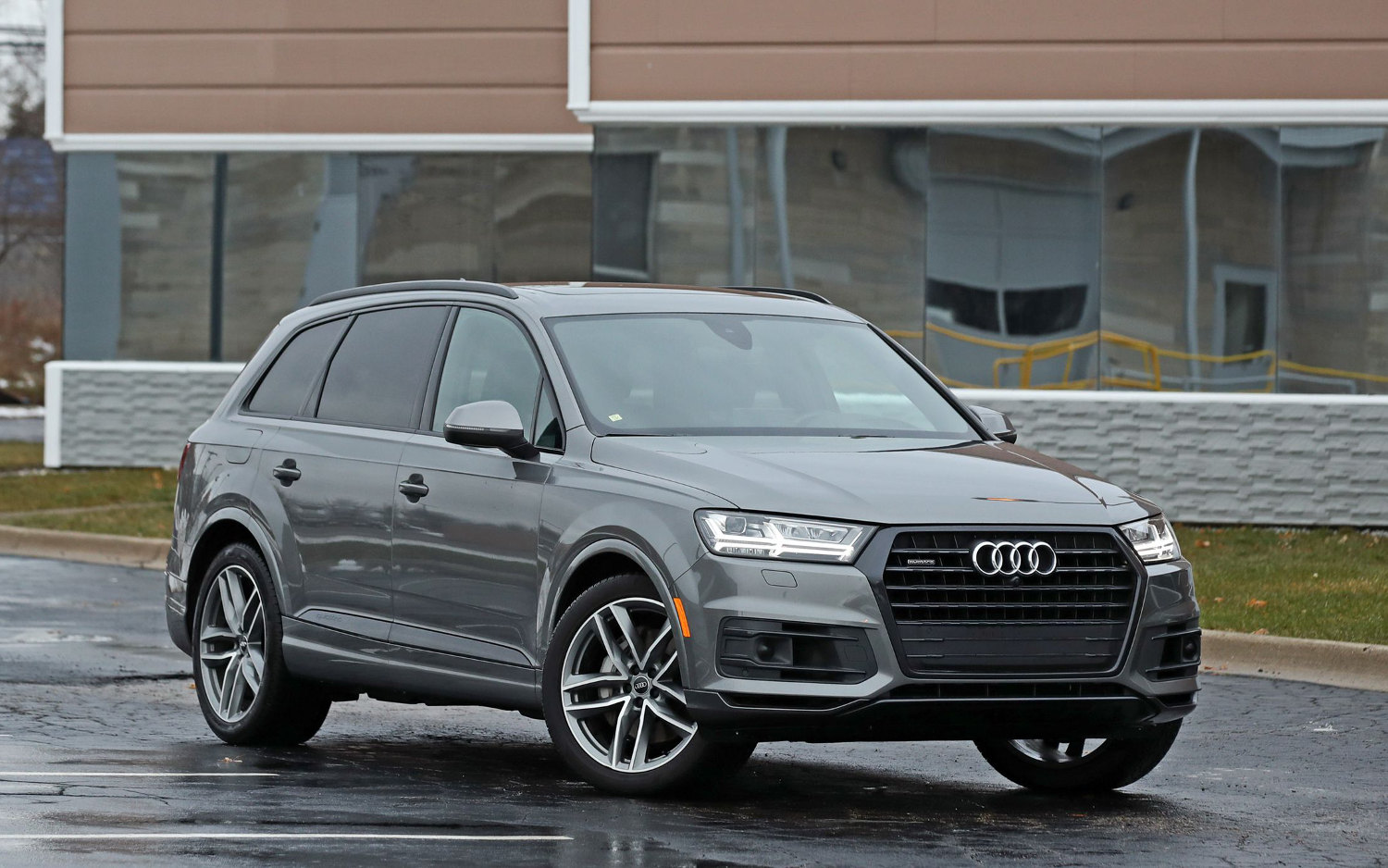 Comparison - Audi Q7 Prestige quattro 2018 - vs - Toyota Highlander LE ...